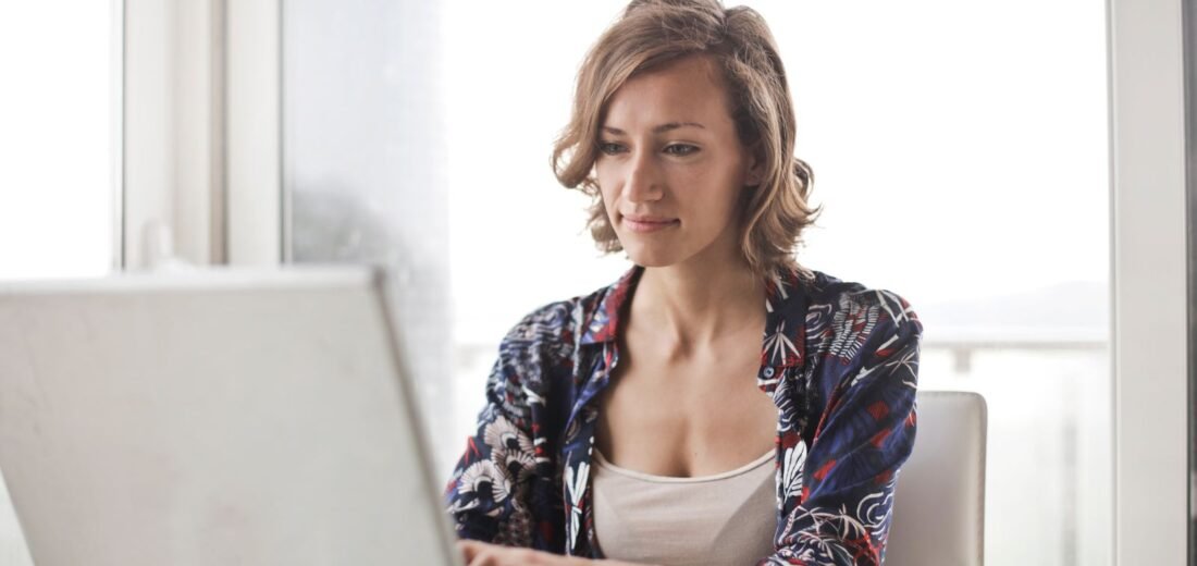 Frau vergleicht am Laptop Tarife, um den Stromanbieter zu wechseln